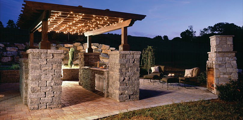 outdoor kitchen with pavers